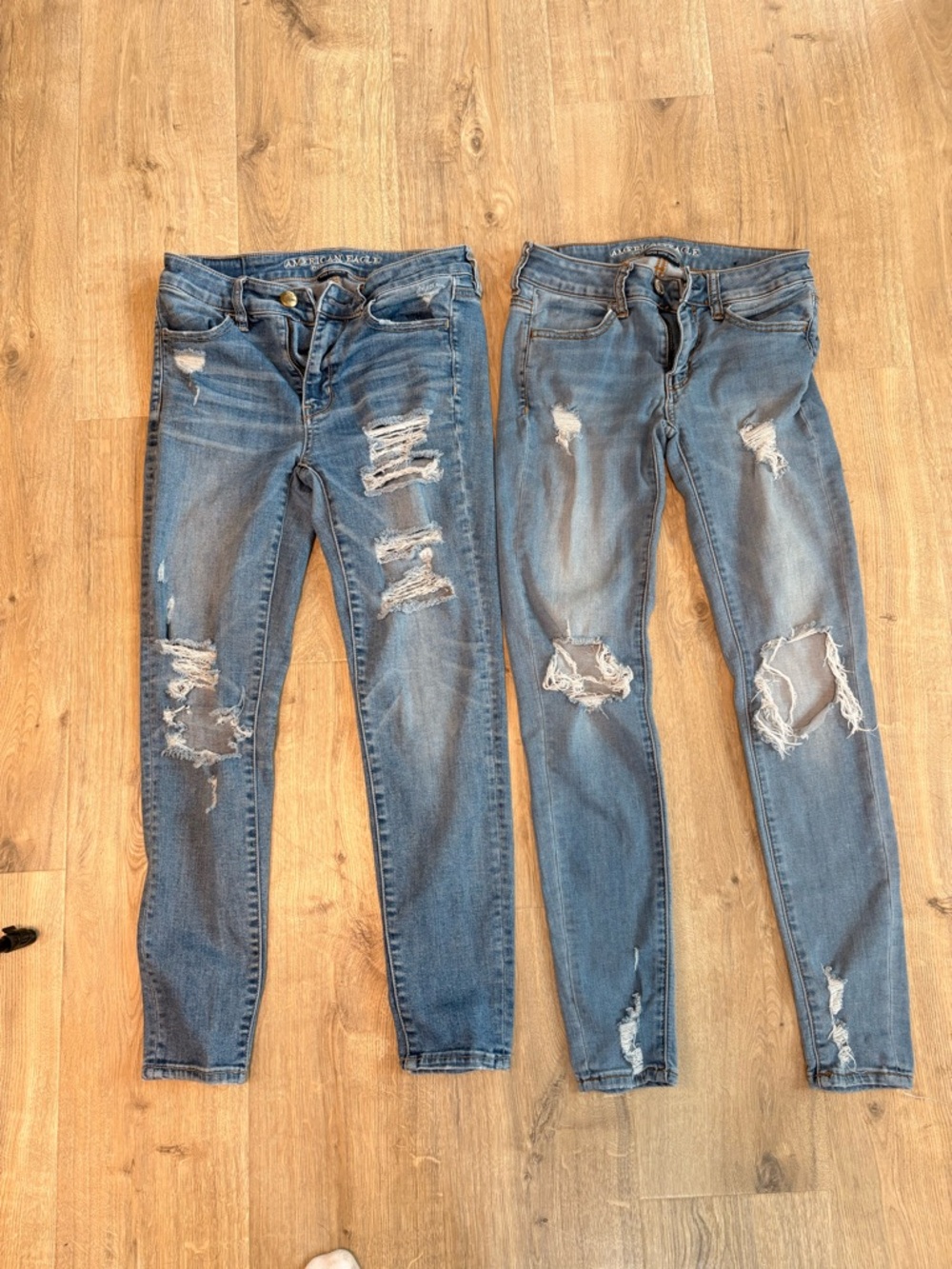 2 pair of women’s American eagle size 4 ripped skinny jeans